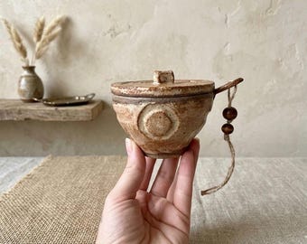 Handgefertigte Zuckerdose aus Keramik mit Löffel, Wabi-Sabi-Tontopf mit Deckel, rustikales Gefäß im antiken japanischen Stil, Boho-Salzgefäß aus Keramik, einzigartiges Tee-Set