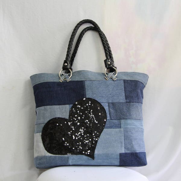 sac en patchwork de jean avec coeur en strass appliqué