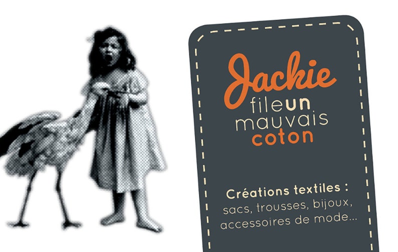 Op de afbeelding: Een zwart-witte afbeelding van een meisje dat een ooievaar vasthoudt. De afbeelding bevindt zich naast een donkergrijs label met witte tekst die "Jackie fileun mauvais coton" en "Cr&eacute;ations textiles: sacs, trousses, bijoux, accessoires de mode..." luidt.