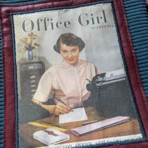 Peut inclure: Une couverture de magazine vintage avec le titre "Office Girl" et une femme tapant sur une machine &agrave; &eacute;crire. La couverture du magazine est encadr&eacute;e d'une bordure marron.