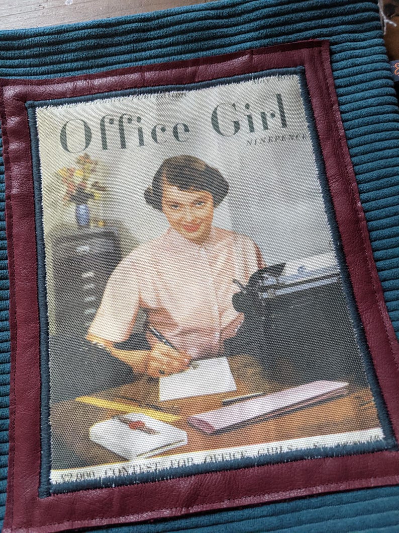 Peut inclure: Une couverture de magazine vintage avec le titre "Office Girl" et une femme tapant sur une machine &agrave; &eacute;crire. La couverture du magazine est encadr&eacute;e d'une bordure marron.