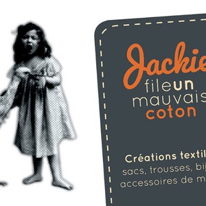Op de afbeelding: Een zwart-witte afbeelding van een meisje dat een ooievaar vasthoudt. De afbeelding bevindt zich naast een donkergrijs label met witte tekst die "Jackie fileun mauvais coton" en "Cr&eacute;ations textiles: sacs, trousses, bijoux, accessoires de mode..." luidt.