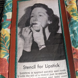 Pu&ograve; includere: Una fotografia in bianco e nero di una donna che applica il rossetto usando uno stencil. La foto &egrave; incorniciata con un bordo in pelle marrone e un bordo verde acqua. Il testo sotto la foto recita "Stencil for Lipstick" e spiega come usare lo stencil per applicare il rossetto in modo uniforme.