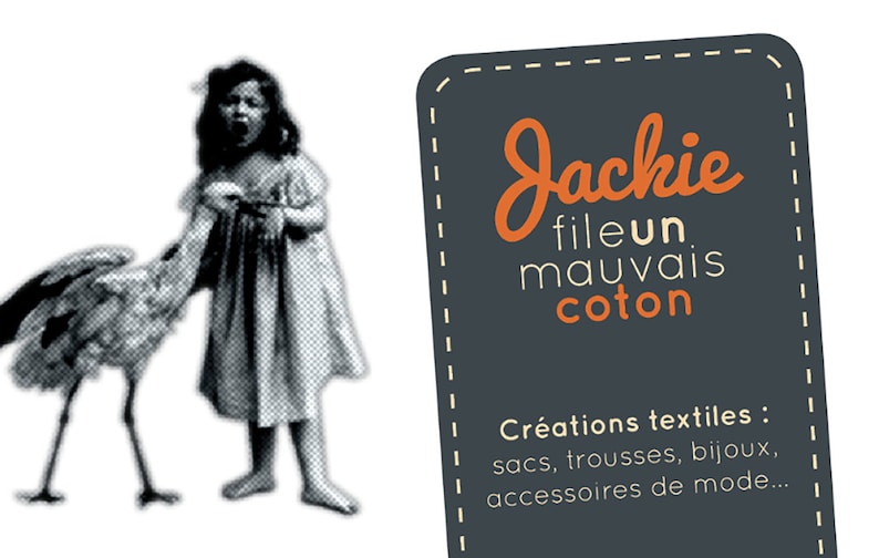 Puede incluir: Una imagen en blanco y negro de una ni&ntilde;a sosteniendo una cig&uuml;e&ntilde;a. La imagen est&aacute; junto a una etiqueta gris oscura con texto blanco que dice "Jackie fileun mauvais coton" y "Cr&eacute;ations textiles: sacs, trousses, bijoux, accessoires de mode..."