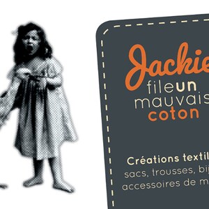 K&ouml;nnte beinhalten: Ein Schwarzwei&szlig;bild eines M&auml;dchens, das einen Storch h&auml;lt. Das Bild befindet sich neben einem dunkelgrauen Etikett mit wei&szlig;em Text, auf dem "Jackie fileun mauvais coton" und "Cr&eacute;ations textiles: sacs, trousses, bijoux, accessoires de mode..." steht.