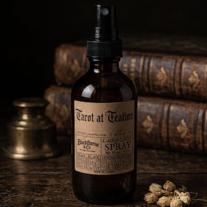 Espray para ropa de cama Tarot at Teatime / jazmín y té negro / ambientador sin alcohol de 118 ml