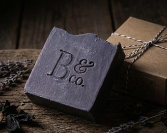 belle donna Seifenstück | dunkle Kräuterblüte | handgefertigte Kleinserie | rückfettende vegane Gothic Seife
