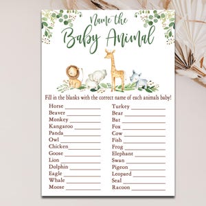以下が含まれることがあります： 緑と茶色のカラーリングの印刷可能な赤ちゃん動物ゲーム。ゲームには動物とその赤ちゃんの一覧が載っています。画像にはキリン、ライオン、ゾウ、サイが描かれています。