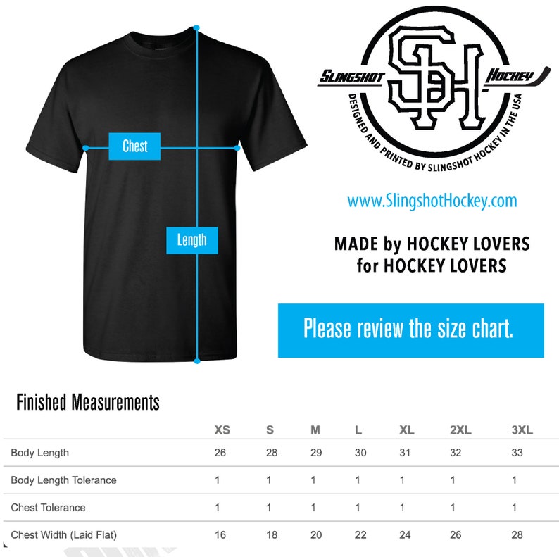 Puede incluir: Una tabla de tallas para una camiseta negra con el texto "Slingshot Hockey" y un logotipo. La tabla muestra las medidas en pulgadas para el ancho del pecho, la longitud del cuerpo y la tolerancia de la longitud del cuerpo. Las tallas van de XS a 3XL.