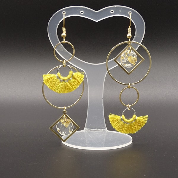 Boucles d'oreilles pendantes asymétriques pompon miel