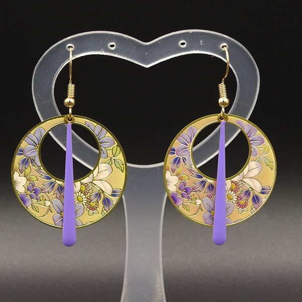 Boucles d'oreilles pendantes estampe créole fleurs et sequin mauve