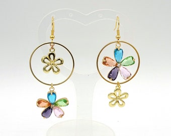 Boucles d'oreilles pendantes asymétriques fleurs