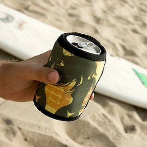 Puede incluir: Un enfriador de latas de neopreno negro y amarillo con una silueta de una mujer en una playa. El enfriador está diseñado para mantener las bebidas frías.