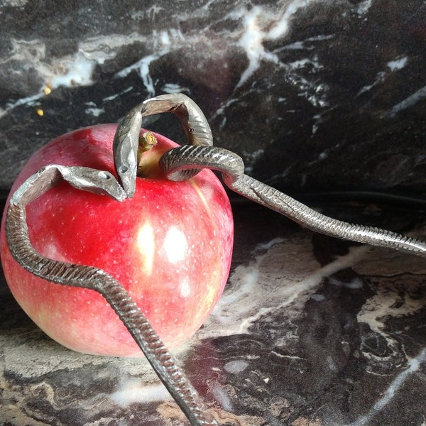 Handgeschmiedete Schlangen-Kanzashi-Haarnadel aus Titan. Leichte Kobra-Haarspange aus Metall für langes Haar. Haarnadel im Kanzashi-Stil. Geschenk für Frau oder Mann