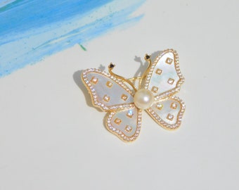 Butterfly Brooch with Cream Akoya Pearl | Mother-of-Pearl | Gold Plated Alloy | AAA | Butterfly Pin | Saltwater Pearl Brooch | CZ Details