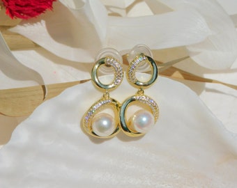 Circle links Akoya Pearl Earrings | 8.2mm | AAA | White with Pink Overtone | Round | Japanese Saltwater Pearl | Yellow Gold Plated Silver