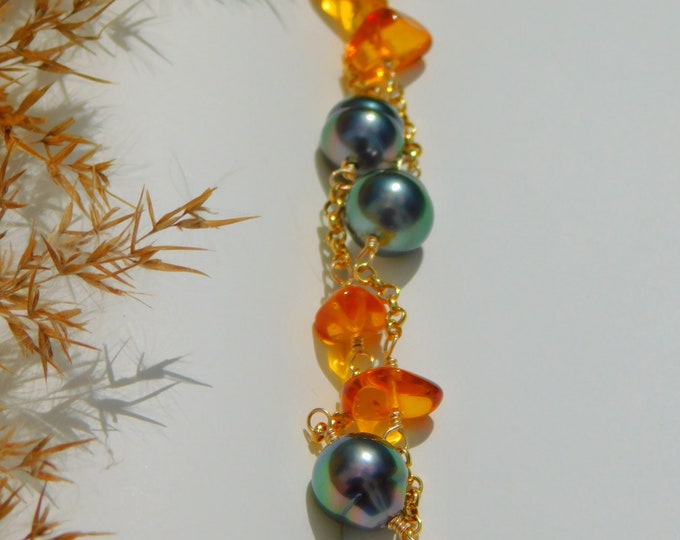 Tahitian Pearl and Baltic Amber Satellite Bracelet | Gold filled Rolo Chain | Adjustable Length | Wire Work | Black Pearls | 9.1-9.7mm | AAA