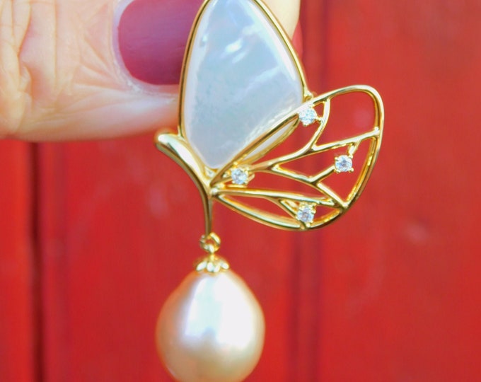 Mother of Pearl Butterfly Pearl Brooch | Bustier Pin | Big Drop Pearl Brooch | Metallic Peach | 13.5-14mm | Freshwater Pearl Brooch