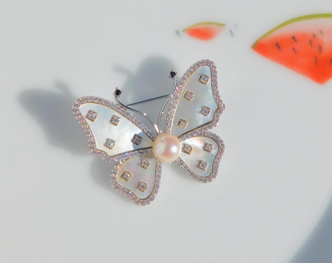 Butterfly Brooch with Cream Akoya Pearl | Mother-of-Pearl | Gold Plated Alloy | AAA | Butterfly Pin | Saltwater Pearl Brooch | CZ Details