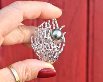 Tahitian Pearl Riff Brooch: White Gold Over Sterling Silver, S925, Platinum Green, AAA, 10.5mm