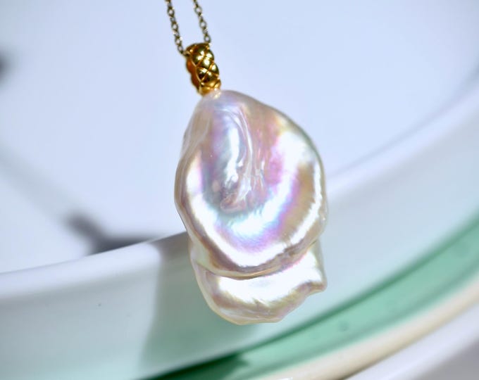 Large White Baroque Pearl Pendant: Iridescent Luster, Solid 18K Gold, Au750