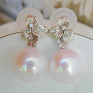 14 mm witte zoetwaterparel oorbellen met getextureerde bladeren | AAA | Rond | Massief 9 kt witgoud | Grote pareloorbellen | Wit met roze ondertoon afbeelding 8
