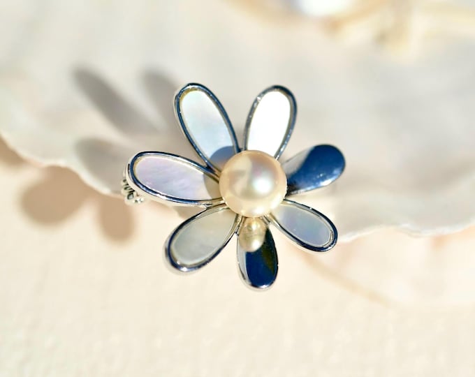 Akoya Pearl Daisy Brooch/Pendant: Mother-of-Pearl Flower, Small Pin, Cream, 7mm