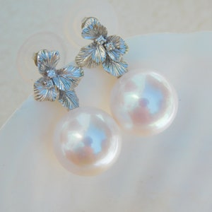 14 mm witte zoetwaterparel oorbellen met getextureerde bladeren | AAA | Rond | Massief 9 kt witgoud | Grote pareloorbellen | Wit met roze ondertoon afbeelding 4