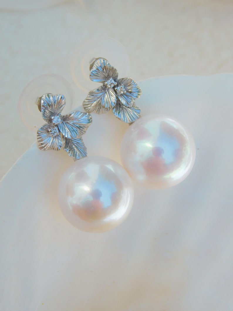 14 mm witte zoetwaterparel oorbellen met getextureerde bladeren | AAA | Rond | Massief 9 kt witgoud | Grote pareloorbellen | Wit met roze ondertoon afbeelding 4