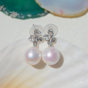14 mm witte zoetwaterparel oorbellen met getextureerde bladeren | AAA | Rond | Massief 9 kt witgoud | Grote pareloorbellen | Wit met roze ondertoon afbeelding 10