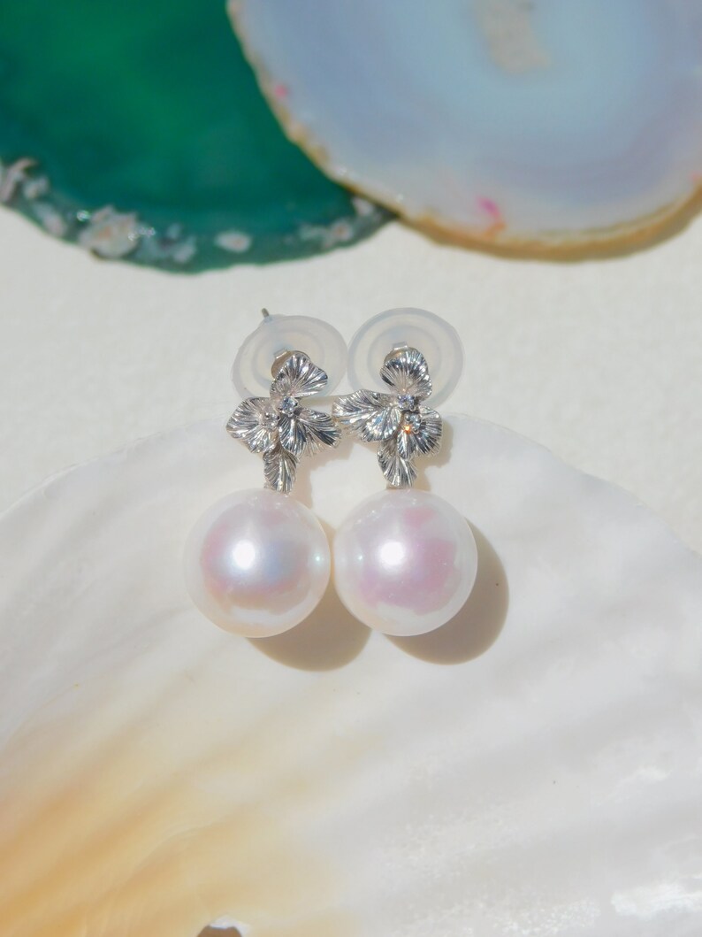 14 mm witte zoetwaterparel oorbellen met getextureerde bladeren | AAA | Rond | Massief 9 kt witgoud | Grote pareloorbellen | Wit met roze ondertoon afbeelding 10