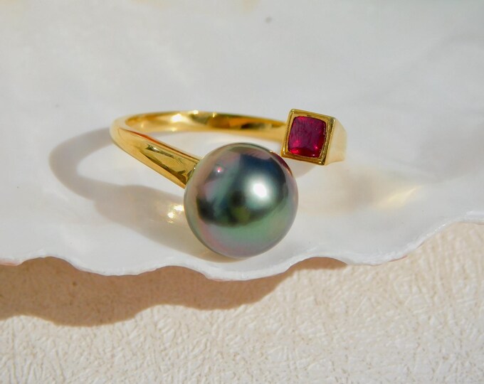 9.8mm Aubergine Tahitian Pearl Ruby Ring | AAA |  Open Ring | Solid 9kt Yellow Gold | Adjustable Ring 7 US to 7.25 US | Red Gemstone