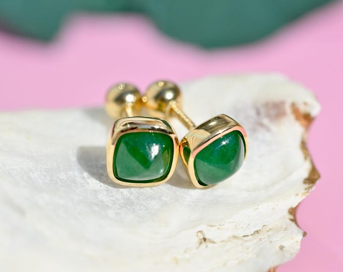 Natural Emerald Screw-back Studs: Sugarloaf, Solid 18K Gold, Vivid Green, Muzo Green Emerald, 1.46ct