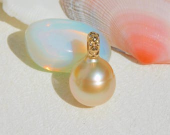 13.6mm Golden South Sea Pearl Pendant: Solid 18k Yellow Gold Bail