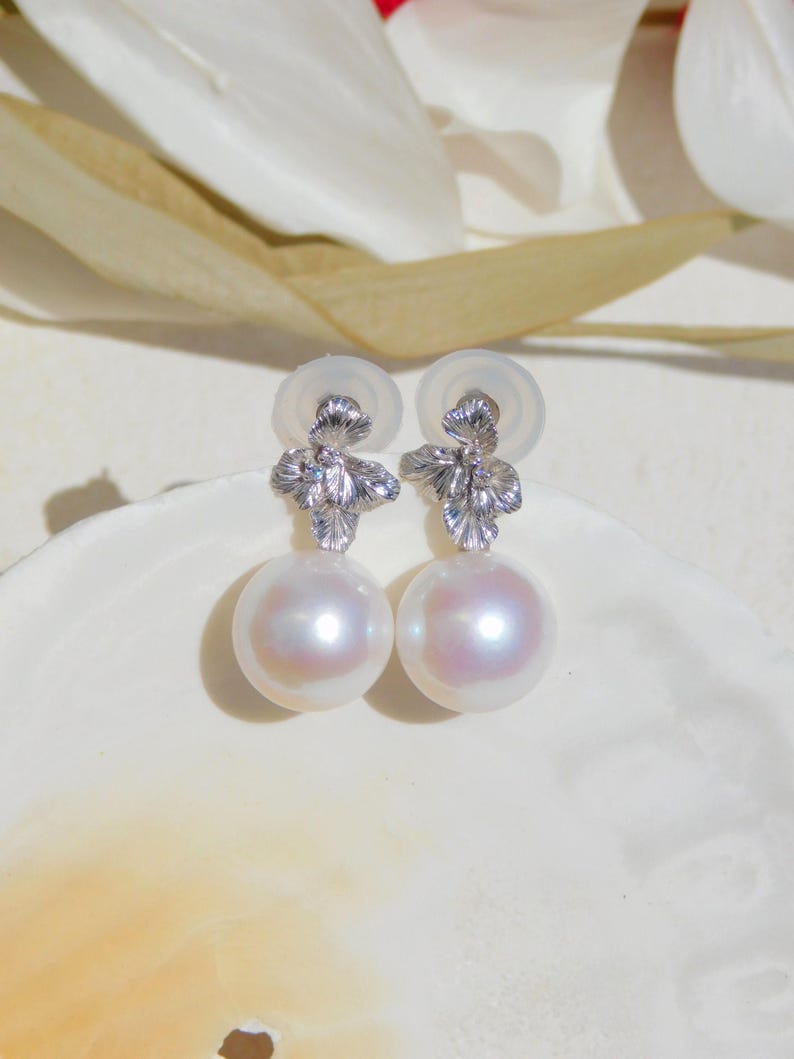 14 mm witte zoetwaterparel oorbellen met getextureerde bladeren | AAA | Rond | Massief 9 kt witgoud | Grote pareloorbellen | Wit met roze ondertoon afbeelding 2