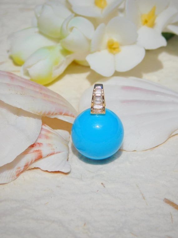 Hubei Turquoise Pendant: Solid 18K Gold, Sky Blue Gemstone, 13.4mm,  Round, AAA+