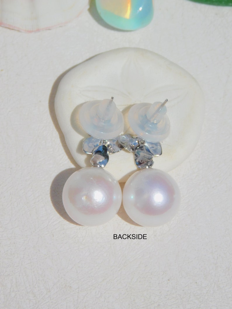 14 mm witte zoetwaterparel oorbellen met getextureerde bladeren | AAA | Rond | Massief 9 kt witgoud | Grote pareloorbellen | Wit met roze ondertoon afbeelding 9
