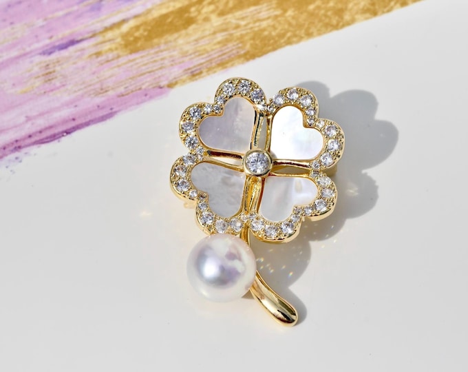 Mother of Pearl Clover Pin with Akoya Pearl: AAA, 8.6mm, Four Leaf Heart-shaped Clover