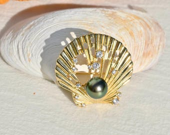 Sea Shell Tahitian Pearl Brooch: Gold plated Silver, Peacock, 9.3mm, AAA, Pin