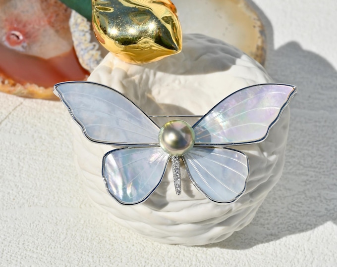 Mother-of-pearl Butterfly Brooch: Tahitian Pearl, AAA, 10.5mm, Pastel Pistachio