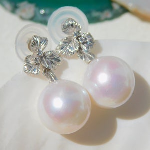 14 mm witte zoetwaterparel oorbellen met getextureerde bladeren | AAA | Rond | Massief 9 kt witgoud | Grote pareloorbellen | Wit met roze ondertoon afbeelding 6