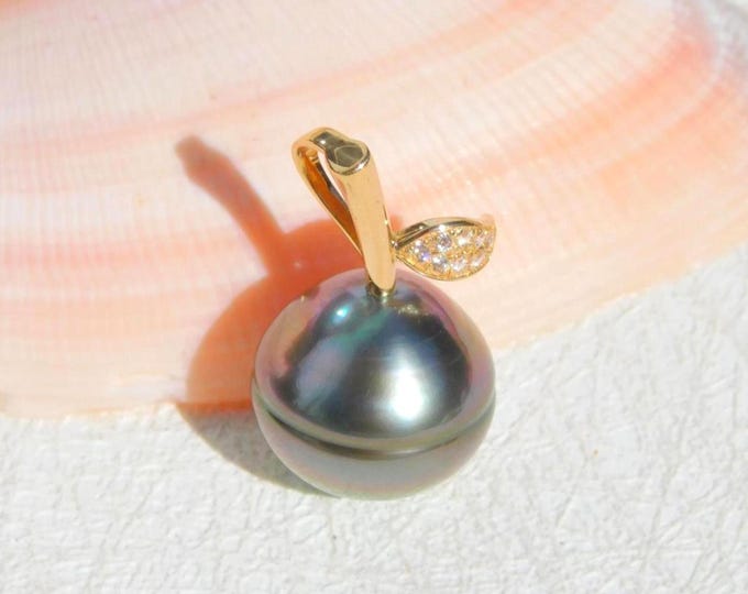 Cute Apple Pendant | Tahitian Pearl Pendant | 12mm | Pastel Olive Peacock | Solid 18kt Gold | AAA |  Saltwater Pearl | Au750 | Fruit