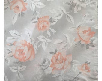 Sábana plana tamaño Queen con estampado floral de rosas estilo vintage de los años 80, tonos pastel melocotón y gris, con borde festoneado.