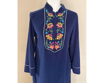 Robe de veludo vintage Sears At Home dos anos 60, azul, estilo moderno, com estampa floral e zíper frontal, tamanho médio.