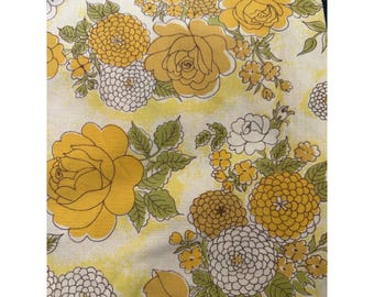 Set di lenzuola matrimoniali vintage anni '70 con motivo floreale: fiori gialli, dorati e rosa.