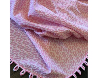 Mantel ovalado rosa chicle vintage de los años 70 con dobladillo de zigzag, 54 x 74 cm, textura de poliéster.