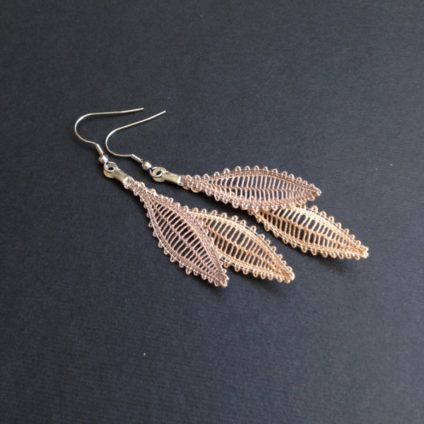 Hanging earrings shaped lace leaves with handmade cotton spindles for women