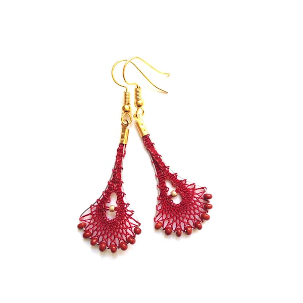 Boucles d'oreilles pendantes en dentelle aux fuseaux fait main d'inspiration art déco réalisées en coton pour femme