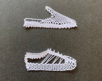 Applied in real lace to spindles theme shoes made of white cotton to sew or glue