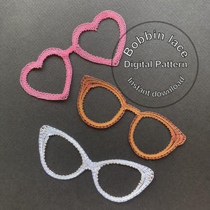 Patrons numériques de dentelle aux fuseaux de 3 modèles de lunettes avec explications de travail rédigées en français et en anglais.